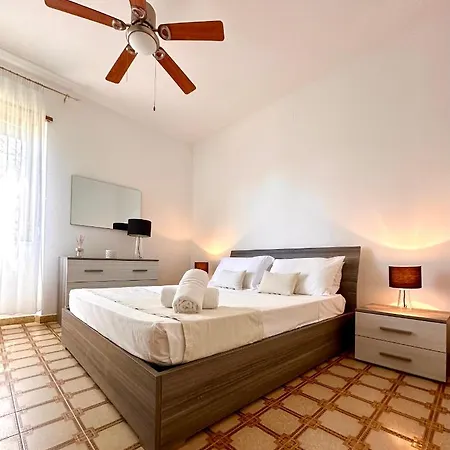 Sea Rocks House * オルビア